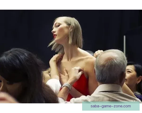 范德比尔特戏弄东契奇要求穿自己衣服戴金链 在更衣室走秀一番 范德比尔特戏弄东契奇要求穿自己衣服戴金链 在更衣室走秀一番